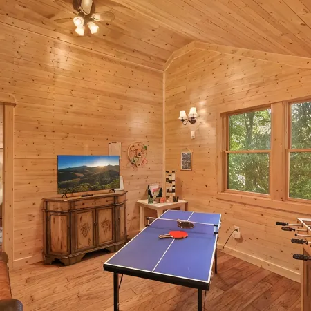 Pet Friendly, Fenced Yard, 3 Bedroom Cabin, Hot Tub, 3 Mi. to Beech Ski Resort!