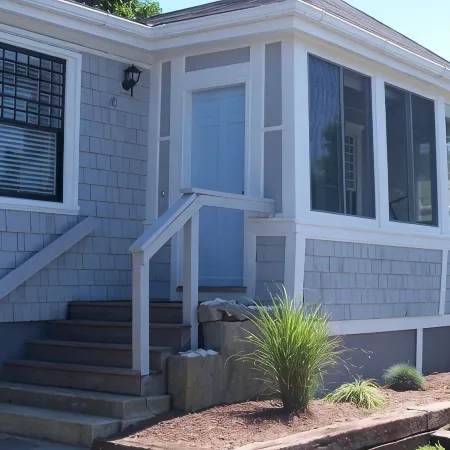 Easton's Beach House: Steps to the Beach. Last Summer Nights Available!