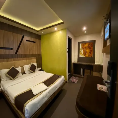 Hotel Adarsh International Các khách sạn gần Đồ thêu Thread Garden