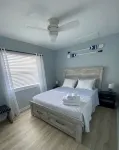 Tropical Backyard Heated Pool House Close to Beach - 4성급