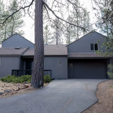 Peaceful modern oasis -walking distance to Village