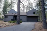 Peaceful modern oasis -walking distance to Village - Gym