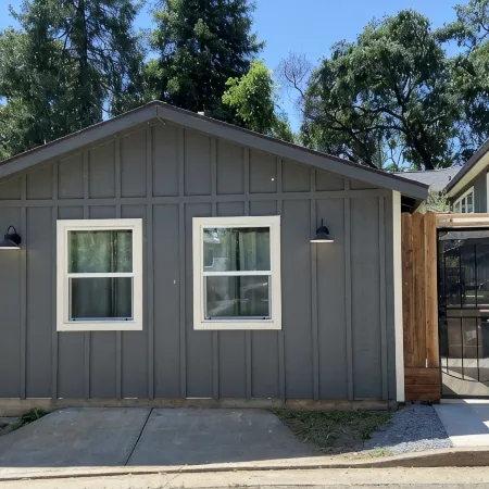 Dean's Garage: Deluxe Cottage for Moto Enthusiasts
