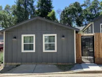 Dean's Garage: Car-Shop Themed Luxury Small Home, Central Auburn - Wifi