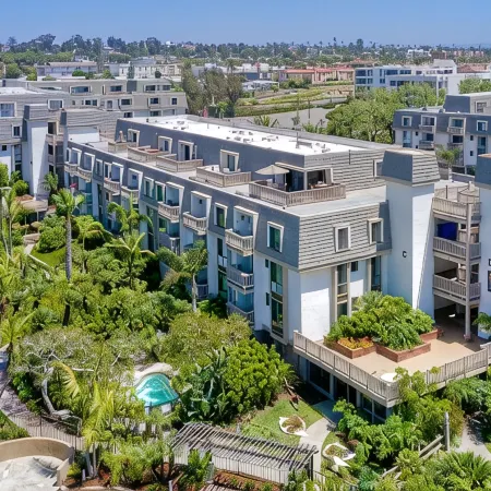 Northcoast Village Beautiful Penthouse w/ large rooftop deck and VIEWS!