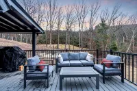 Dreamtime Hillside Cabin w/ hot tub, fire pit, expansive deck - 샬레 호텔