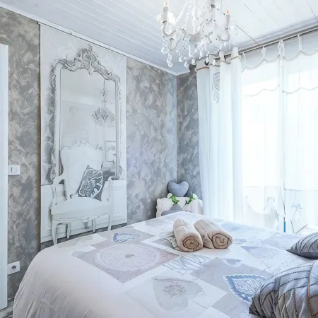 Villa Romance: Relaxation, Heated Pool, Private Spa, Bikes, and Wi-Fi