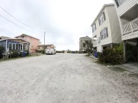 Pet friendly Leeward Cottage: Only a Few Steps to the Beach - 2-Star