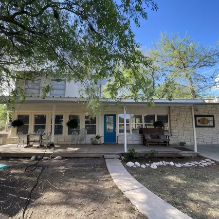 Frio Riverfront House+Bunkhouse, Volleyball Pool, Pavillion!