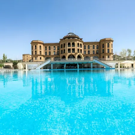 Latar Hotel Complex