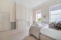 Modern Comfort in a Classic Bath Setting - VAT Q - Apartments