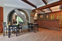Logis Hôtel Castel Mouisson Hotels in Barbentane