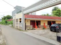Reddoorz @ Kanaka GuestHouse Hotels near Kebun Alpokat Bang Dimas