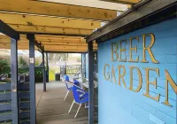 Dog and Partridge Inn Отели в г. Кальн