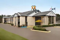 Super 8 by Wyndham Ruston Hotel in zona Thomas Assembly Center