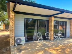 Jumbuck Motor Inn - Pool - Pet Friendly Section - King Beds