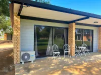 Jumbuck Motor Inn - Pool - Pet Friendly Section - King Beds