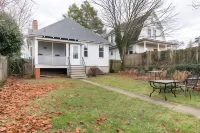 Cozy Cape Cod Bungalow King Queen WD Full Kitchen Wifi Desk Hotels in York