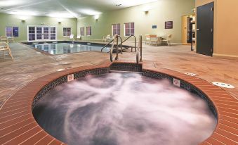 La Quinta Inn & Suites by Wyndham Shawnee