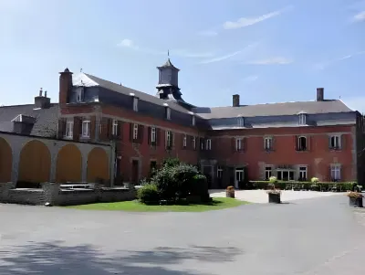 Logis - Château de la Motte - Hôtel & Restaurant Hotels in Sains-du-Nord