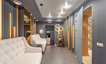 Madam El Hotel