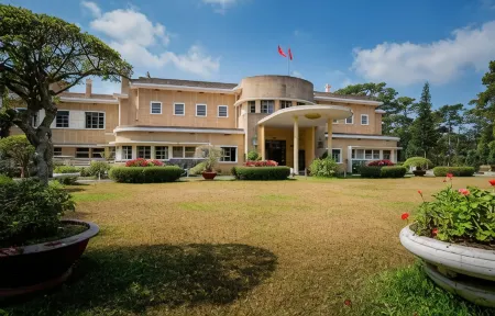 Khách sạn Sen Vàng