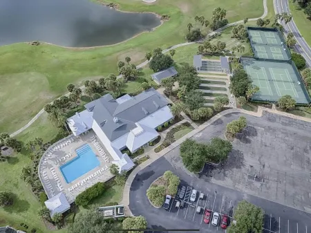 Designer 3 bedroom high-end home with walking distance to Lake Sumter Landing