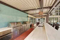 Direct Oceanfront in the Heart of Waikiki! Spectacular New Custom Reno!!!