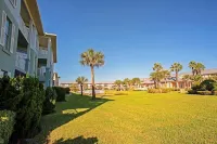 Beachside Condo - Family Friendly & just a short block away from the ocean. Hotel in zona St Augustine Beaches