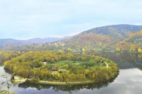 Cabanes et Lodges du Belvedere Hotels in Brenod