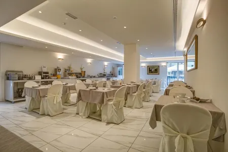 Rimini Suite Hotel Отели рядом с достопримечательностью «Темпио Малатестиано»