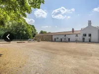 Ivy House 6-Beds Sleeps 19 with Hot Tub - 4-Star