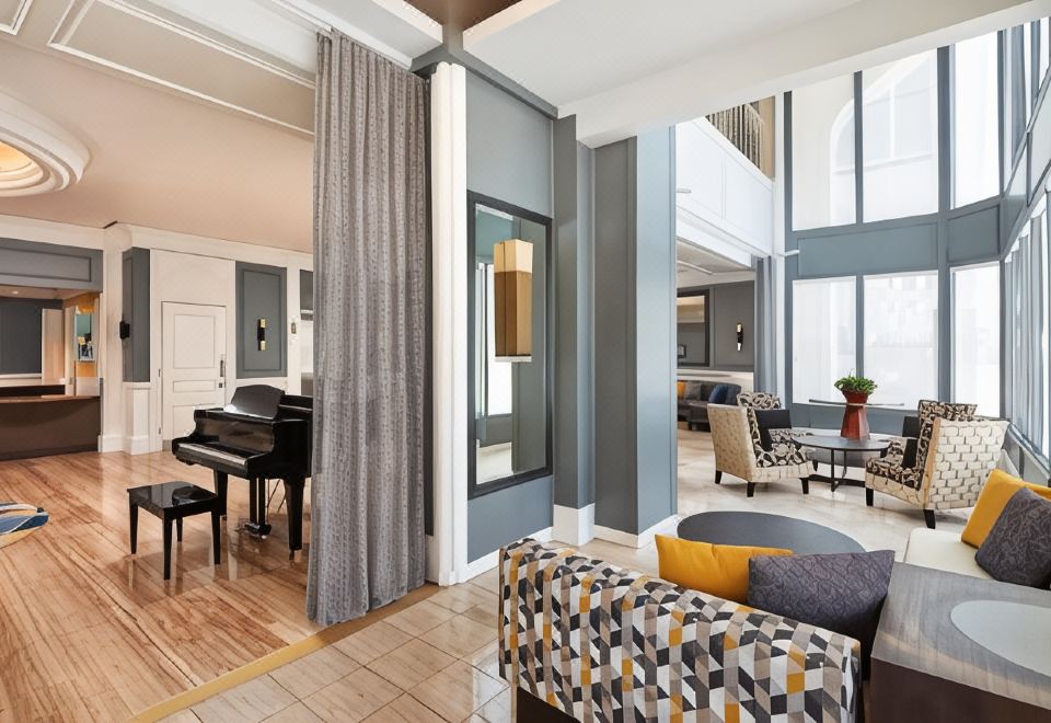 더 브리스톨 호텔의 모던한 객실 내부