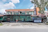 SPOT ON 92716 Penginapan Syafira Near Perumahan Mustamindo Permai 1 Hotel dekat Ori 999 Swalayan