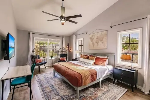 Beach, dining nearby, close to airports. Book now!