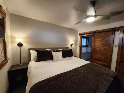 Newly remodeled tucked away in an alley. Very private location in an Aspen grove Soda Spring附近的飯店