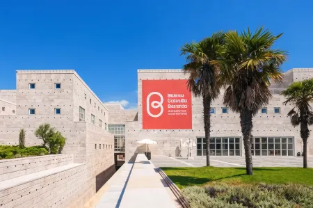 Famous Crows Lisbon Suites Отели рядом с достопримечательностью «Jardim da Praca do Imperio»