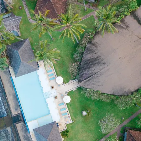 Lotus Bungalows Отели рядом с достопримечательностью «Пляж Блю Лагун»
