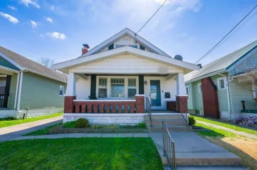 Bungalow style house, 10 min to downtown Cincy and 5 min to hiking trails! Hotels in Ludlow