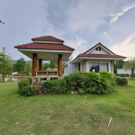 Tanaosri & Creekside Resort Отели рядом с достопримечательностью «Боеклуенг Хотспринг»