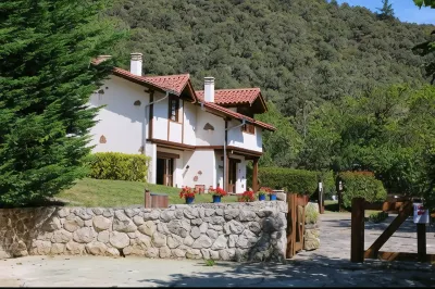 Viviendas Rurales El Covaju Hotels near Paseo fluvial de Potes