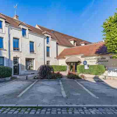 Logis Hôtel Hostellerie des clos Hotel Exterior
