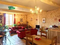 Charming Villa Overllooking Plaza in Monpazier<br> فنادق في Monpazier