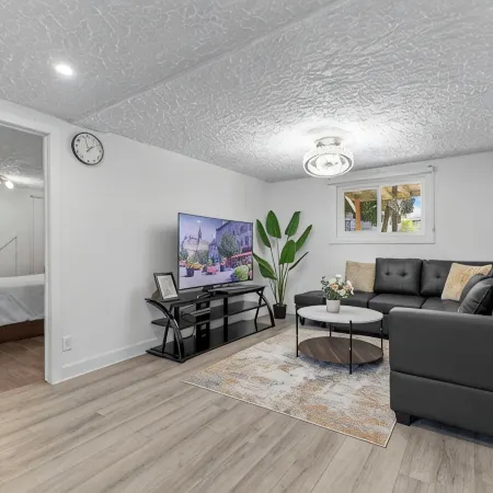 1 Bedroom Apartment-Near Metro Station Отели рядом с достопримечательностью «Торговый центр Galeries d'Anjou»