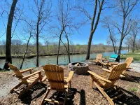 The Betty - Elk River Front Tiny Cabin in Noel, MO