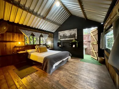 Mantis and Moon Surf Paradise & Adventure Lodge Hotel di 