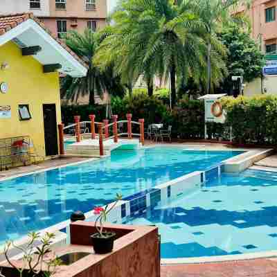 "Budget - No Frills" One Bedroom Condo near Manila Airport With Kitchen. Ideal for transient. 10K Others
