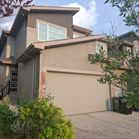 *Chic Modern 4BDRM Home- 2 King Bed,2 living room*