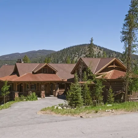 Views of the 10 mile range - 7 min from the slopes in this luxurious chalet!