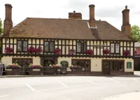 Bull Hotel by Greene King Inns - parkir